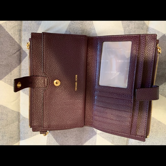 Michael Kors Smartphone Wallet - Picture 5 of 5